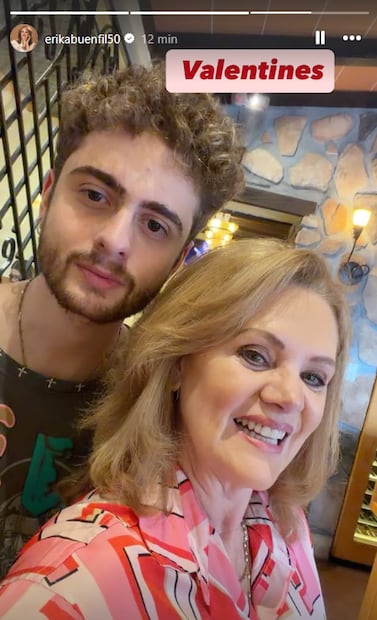Érika Buenfil y su hijo Nicolás.