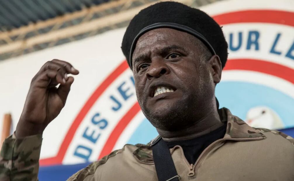 Fotografía de 2021 en la que se observa al líder de la principal banda armada de Haití, Jimmy Cherizier, alias Barbecue, al hablar con los medios en Puerto Príncipe (Haití). Foto: EFE