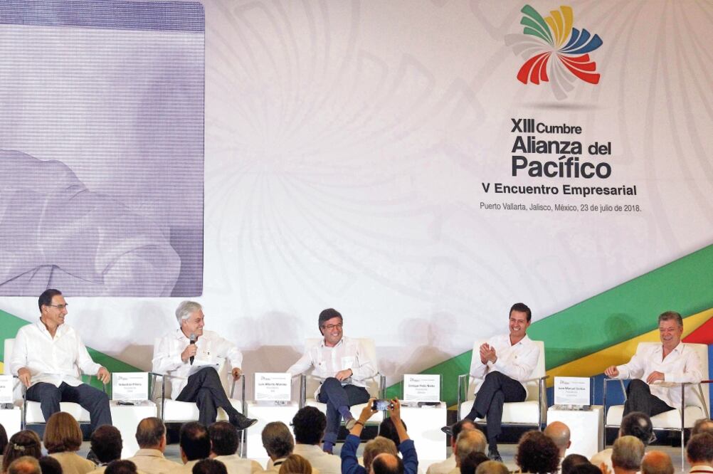 Martín Vizcarra, presidente de Perú, y su homólogo de Chile, Sebastián Piñera; el titular del Banco Interamericano de Desarrollo, Luis Alberto Moreno, y los mandatarios de México, Enrique Peña Nieto, y de Colombia, Juan Manuel Santos. Foto: ULISES RUIZ.AP