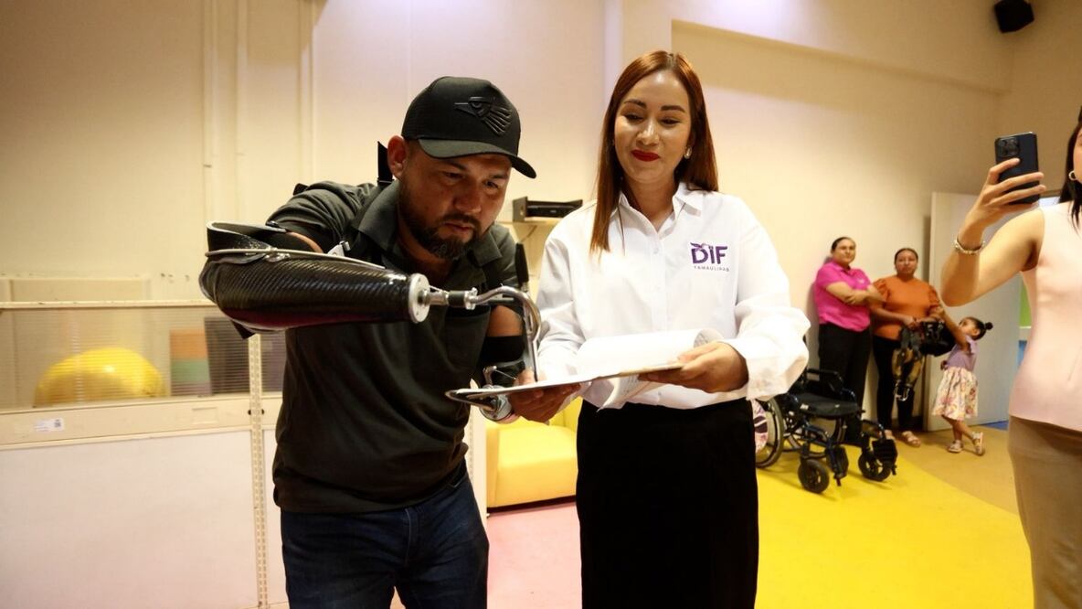 En un evento el DIF Tamaulipas hace entrega de protesis para niñas, niños, adolecentes y adultos (21/11/2025). Foto: Especial