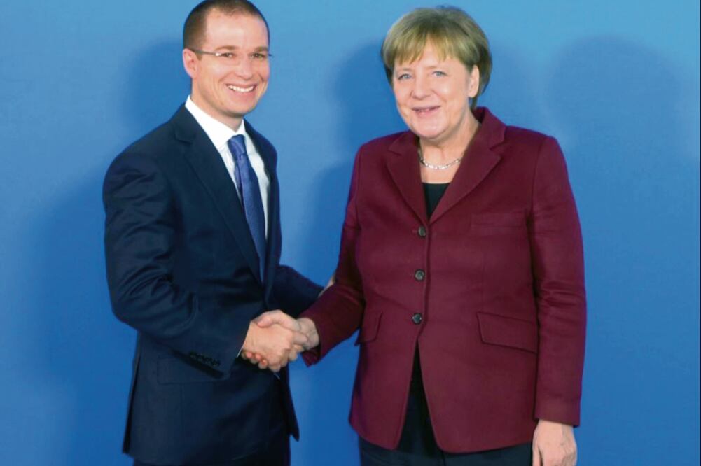 El aspirante de la coalición Por México al Frente, Ricardo Anaya, se reunió el año pasado con la canciller alemana Angela Merkel. Foto: ARCHIVO EL UNIVERSAL