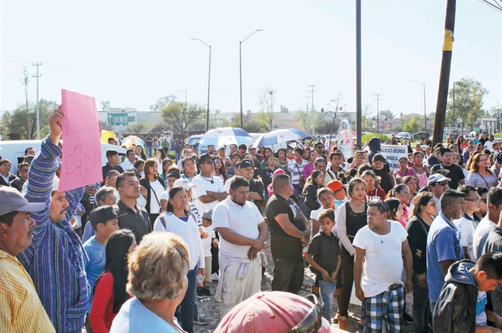Cerca de 300 personas marcharon para exigir la liberación del padre de los menores, acusado de privarlos de la vida. (EMILIO CASTILLO CONDE. PERIÓDICO CORREO)