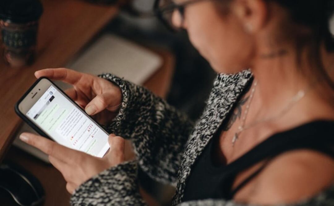 Las aplicaciones de citas han sido una de las primeras plataformas en experimentar el impacto de la IA. Fuente: Freepik.