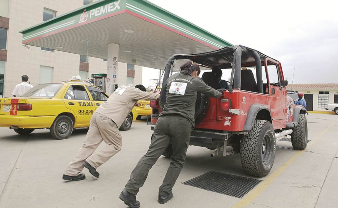 El plantón que mantienen maestros en instalaciones de Pemex causaron el desabasato de gasolina en las estaciones de servicio