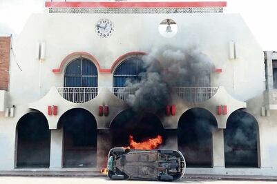 Por falta de agua, pobladores vandalizan Palacio Municipal