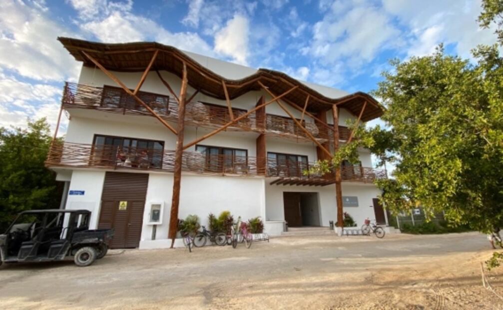 Se desbordan aguas residuales de hotel a hotel en Holbox