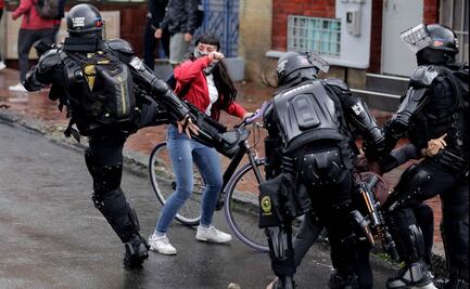 La brutal agresión de un elemento antidisturbios a una joven en Colombia