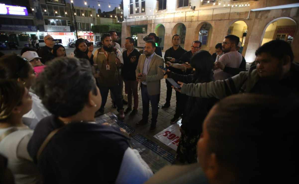 El secretario de gobierno del ayuntamiento en reunión con los manifestantes que exigen justicia por los dos niños asesinados 24 de enero. Foto: Ayuntamiento de Mazatlán