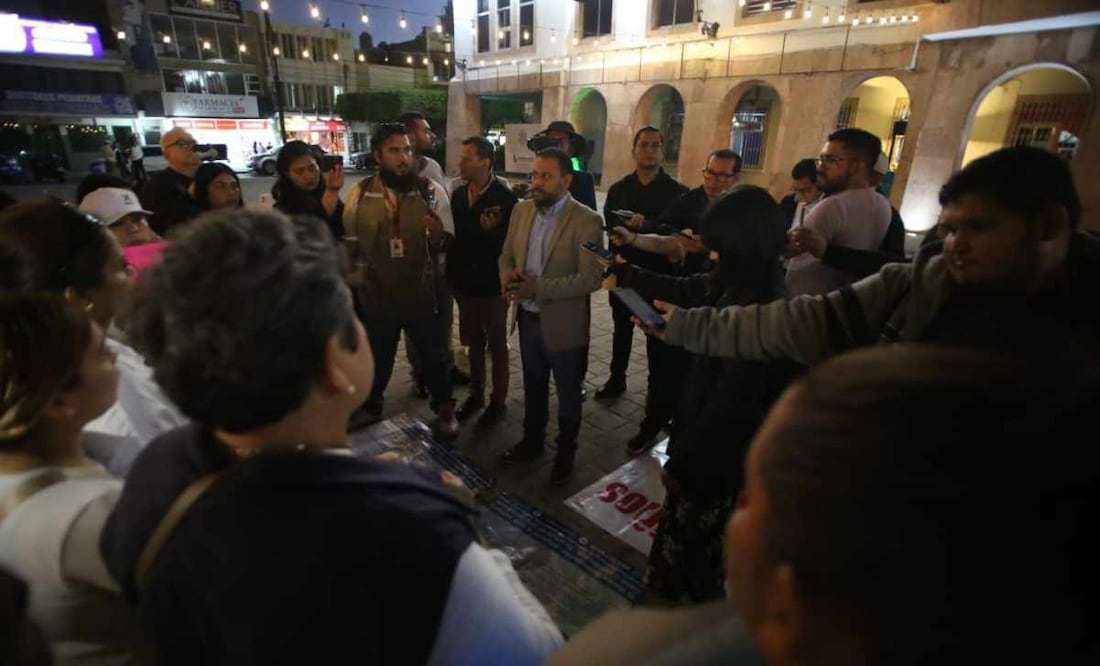 El secretario de gobierno del ayuntamiento en reunión con los manifestantes que exigen justicia por los dos niños asesinados 24 de enero. Foto: Ayuntamiento de Mazatlán