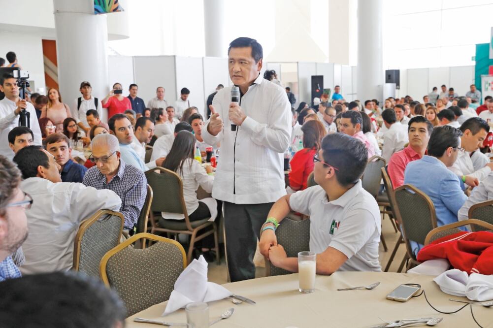 El secretario de Gobernación, Miguel Ángel Osorio Chong, se reunió en Sinaloa con jóvenes del PRI de la cuarta generación de la Escuela Nacional de Cuadros (IRVIN OLIVARES. EL UNIVERSAL)