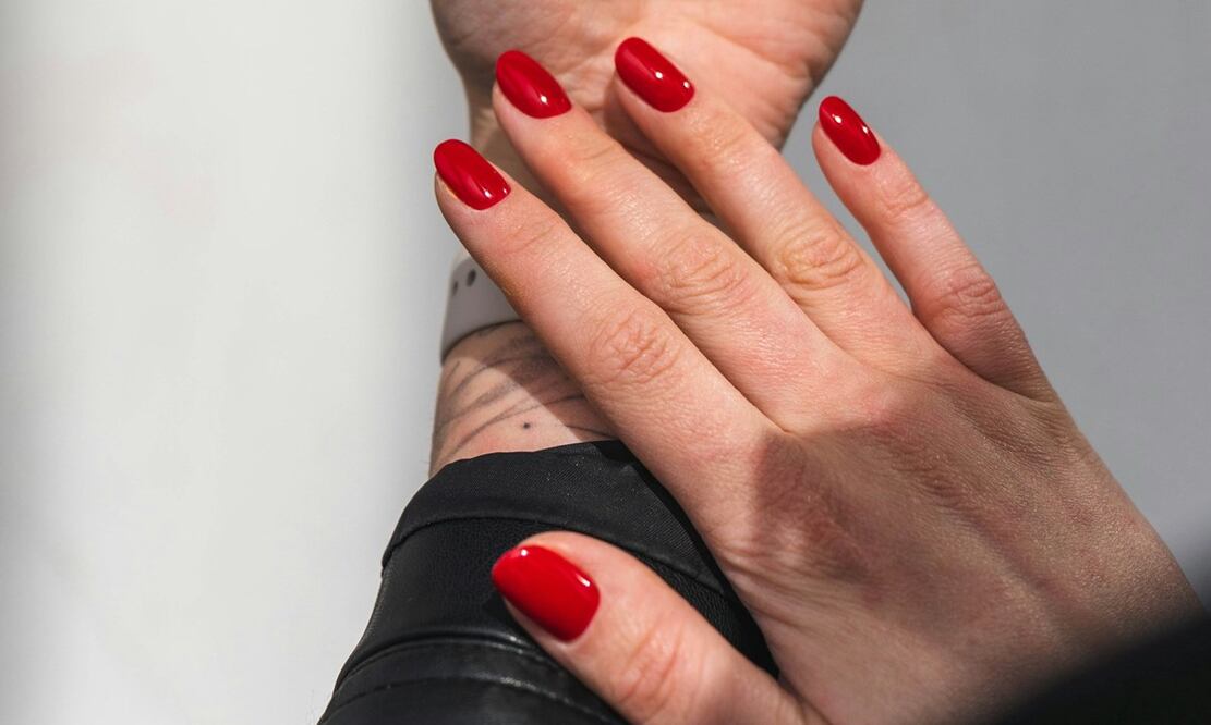 Descubre cuáles son los colores de uñas que combinan con todo y elevan cualquier look. Foto: Freepik