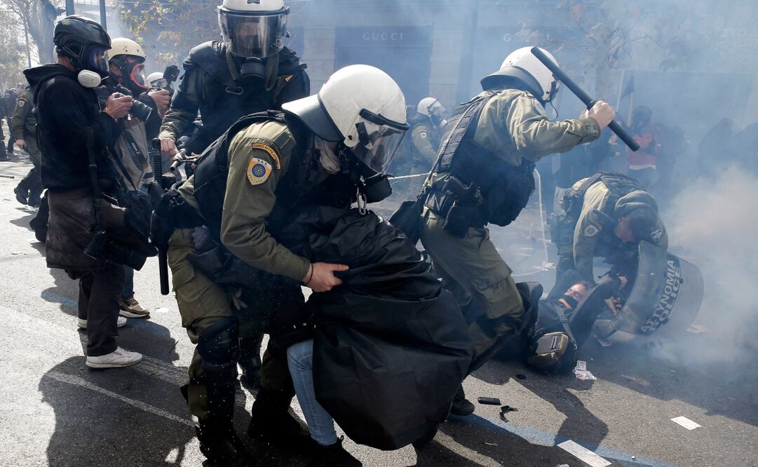 Agentes de la policía antidisturbios detienen a manifestantes después de una manifestación que conmemora el segundo aniversario del accidente del tren de Tempi, en la céntrica plaza Syntagma, en Atenas, Grecia, el 28 de febrero de 2025. Foto: EFE