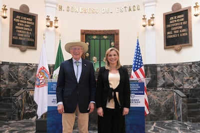 Se reúne Maru Campos con Ken Salazar; aseguran colaboración entre gobierno de Estados Unidos y Chihuahua