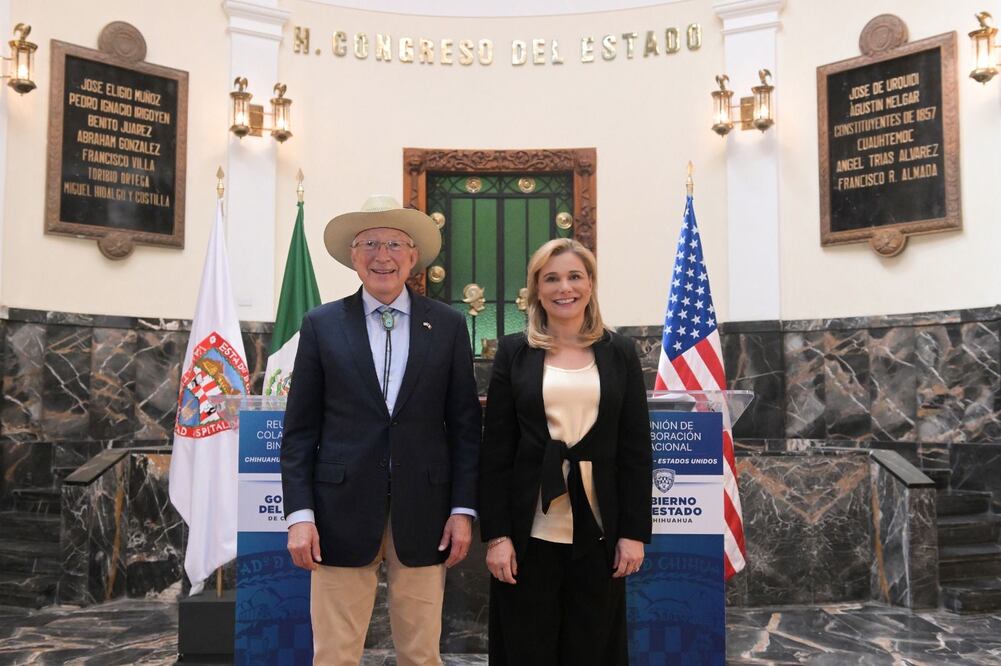La gobernadora de Chihuahua, Maru Campos con el embajador de EU, Ken Salazar; aseguran colaboración entre gobierno de Estados Unidos y Chihuahua. (Foto: especial)