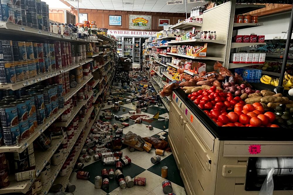 Latas y productos caen dentro de un super mercado después de un terremoto de 7 grados en California este jueves 5 de diciembre de 2024. Foto: AP