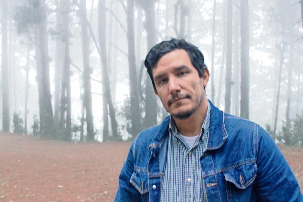 Vicente Alfonso fue reconocido con el galardón de Crónica Literaria “Carlos Montemayor” por su obra Aquí se pudre todo. (CORTESÍA VICENTE ALFONSO)