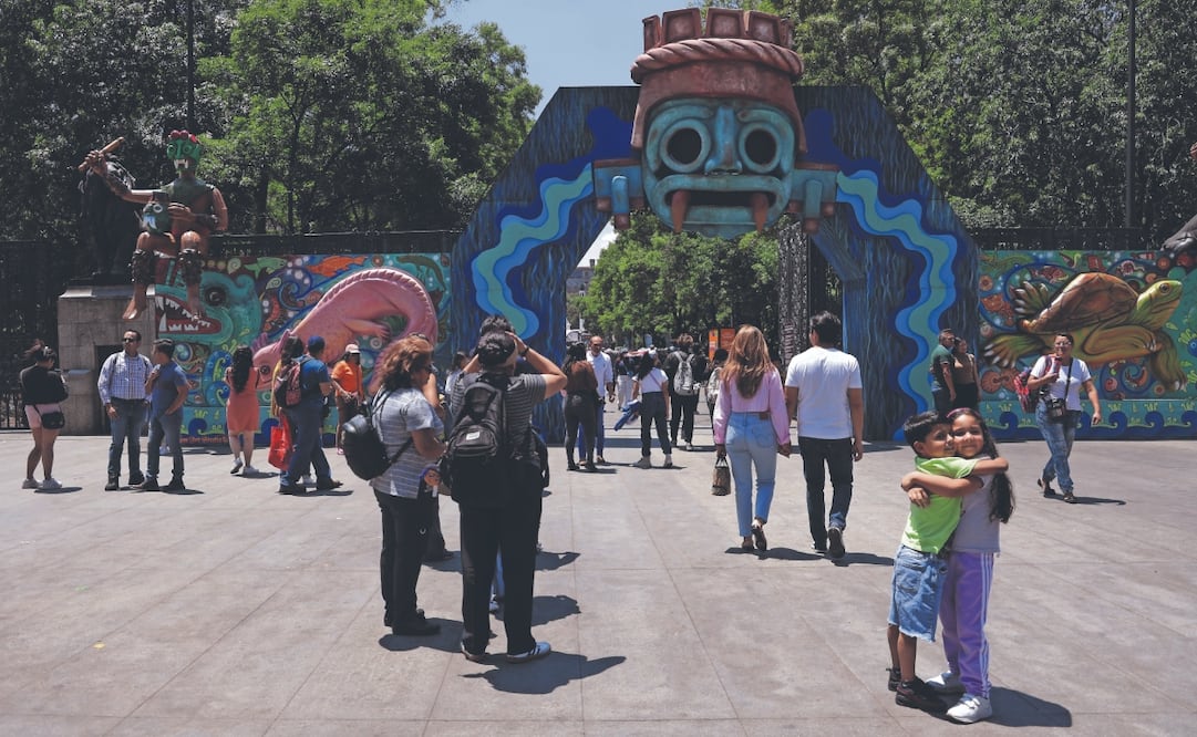 Tláloc dio la bienvenida a cientos de familias que aprovecharon el fin de semana largo para pasear por el bosque y disfrutar de las actividades del festival Aqüifera. Foto: Fernanda Rojas/ EL UNIVERSAL