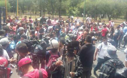 Politécnicos marchan de la Estela de Luz a Los Pinos