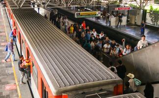 Metro CDMX presenta retraso y falta de trenes; afecta 6 líneas