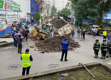 VIDEO Retiran unidad de volteo que cayó en socavón en calles de la alcaldía Benito Juárez; no hay heridos