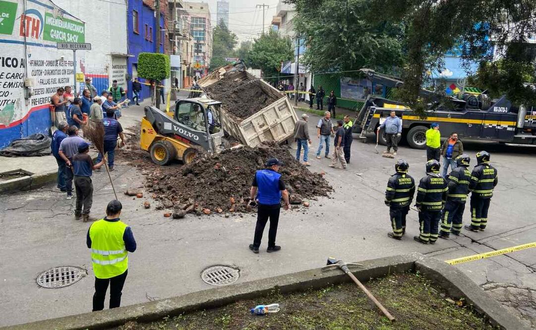 Retiran unidad de volteo que cayó en socavón en la alcaldía Benito Juárez (26/06/2025). Foto: Especial