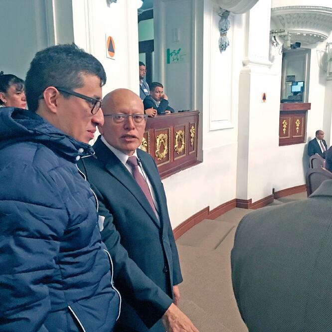 Personal de resguardo, por unas horas, no dejó pasar al pleno del Congreso de la Ciudad de México a los reporteros. (DIANA VILLAVICENCIO. EL UNIVERSAL)