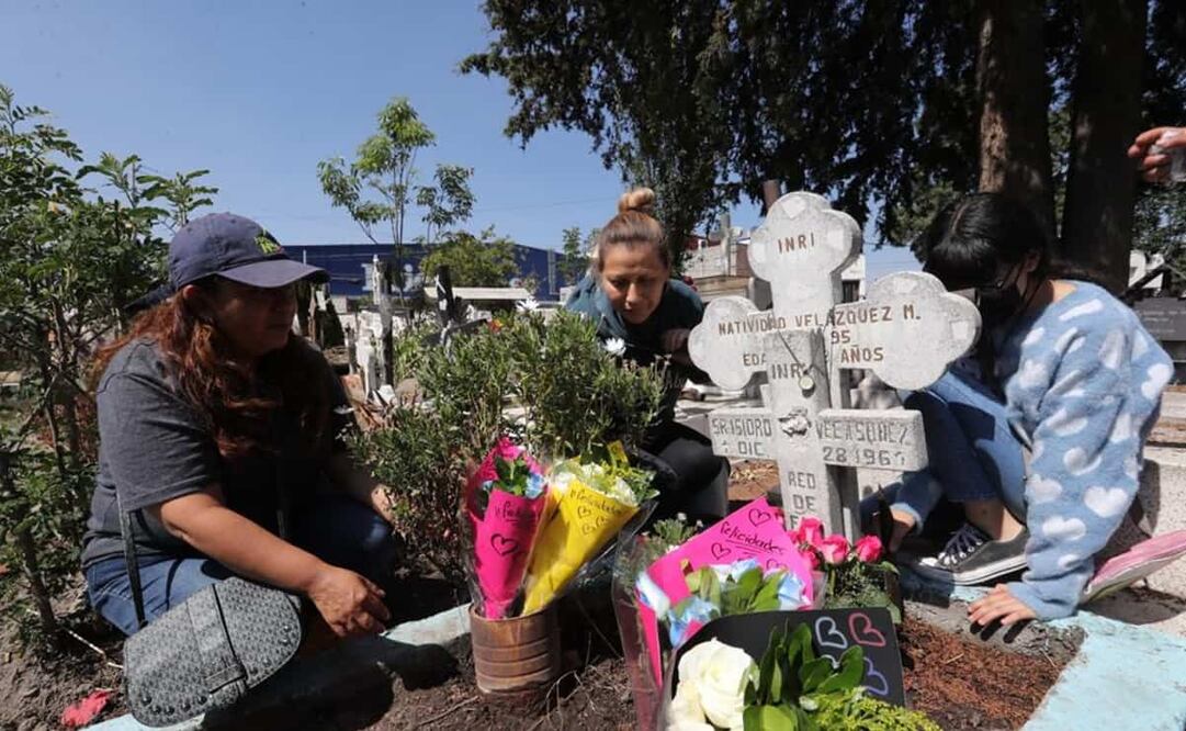Las autoridades desplegaron operativos de seguridad en las inmediaciones de los panteones municipales. Foto: Jorge Alvarado EL UNIVERSAL