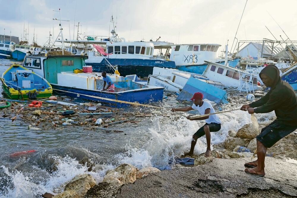El huracán Beryl dejó daños en los buques pesqueros en Bridgetown, Barbados; el fenómeno meteorológico también causó destrucción en Granada, Tobago y Santa Lucía. Foto: Ricardo Mazalan, AO y Tomadas de video