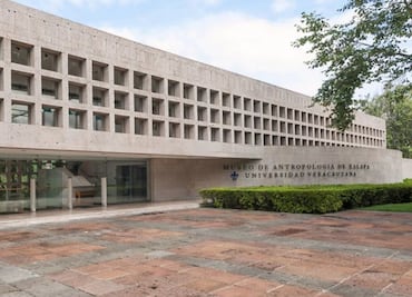 Por adeudos, Universidad Veracruzana desoloja librería Educal