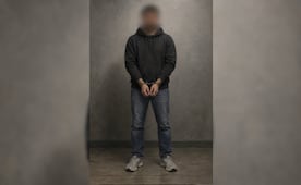 ¿Por eso? Descubre por qué a los detenidos les tapan los ojos y les ponen una "N" en los apellidos