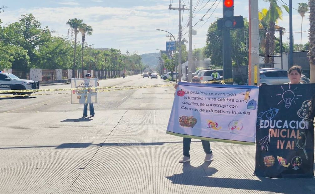 Detienen a dos maestras por bloquear vialidades en Sonora; exigían recursos para estancias infantiles.
Foto: Especial.
