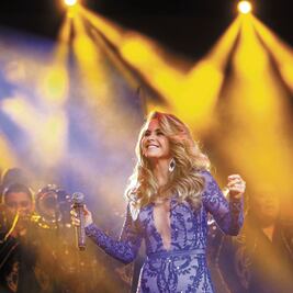 Lucero le canta a su novio en show