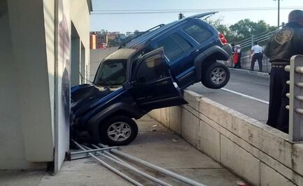 Cae camioneta de paso a desnivel en Tlalnepantla 