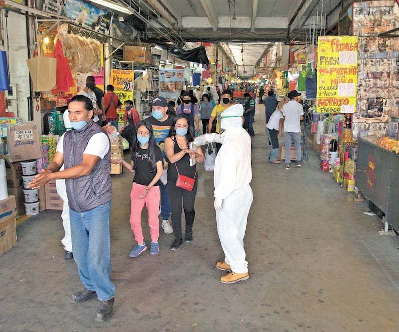 Desde el inicio de la nueva normalidad, en México se reportan en promedio entre 4 mil y 6 mil casos positivos de coronavirus al día. Foto: AP