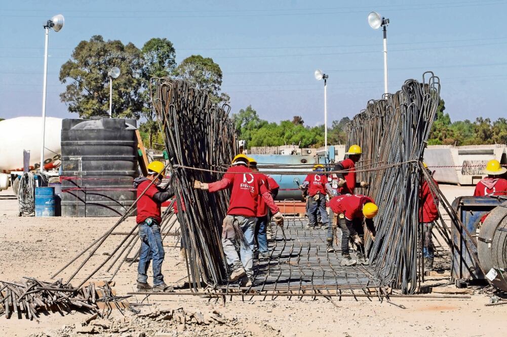 El secretario de Obras y Servicios de la Ciudad de México, Edgar Tungüí, encabezó un recorrido de supervisión por la planta de prefabricados donde se elaboran las ballenas para el tramo III del Tren Interurbano México-Toluca (GERMÁN GARCÍA. EL UNIVERSAL)