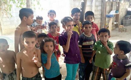 Displaced families of Guerrero dig in the mud to get water