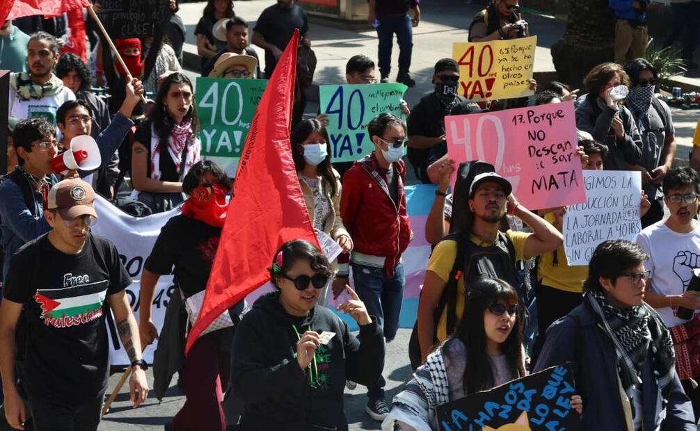 Manifestantes por las 40 horas laborales marchan del Zócalo capitalino al Senado de la República este domingo 23 de noviembre de 2025. Foto: Berenice Fregoso/ EL UNIVERSAL