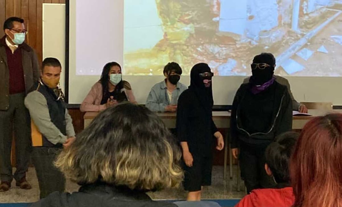Este lunes las mujeres de la comunidad estudiantil a través del colectivo con frente feminista "FURIAS" tomaron las instalaciones de la ENP 6 "Antonio Caso". Foto: Especial
