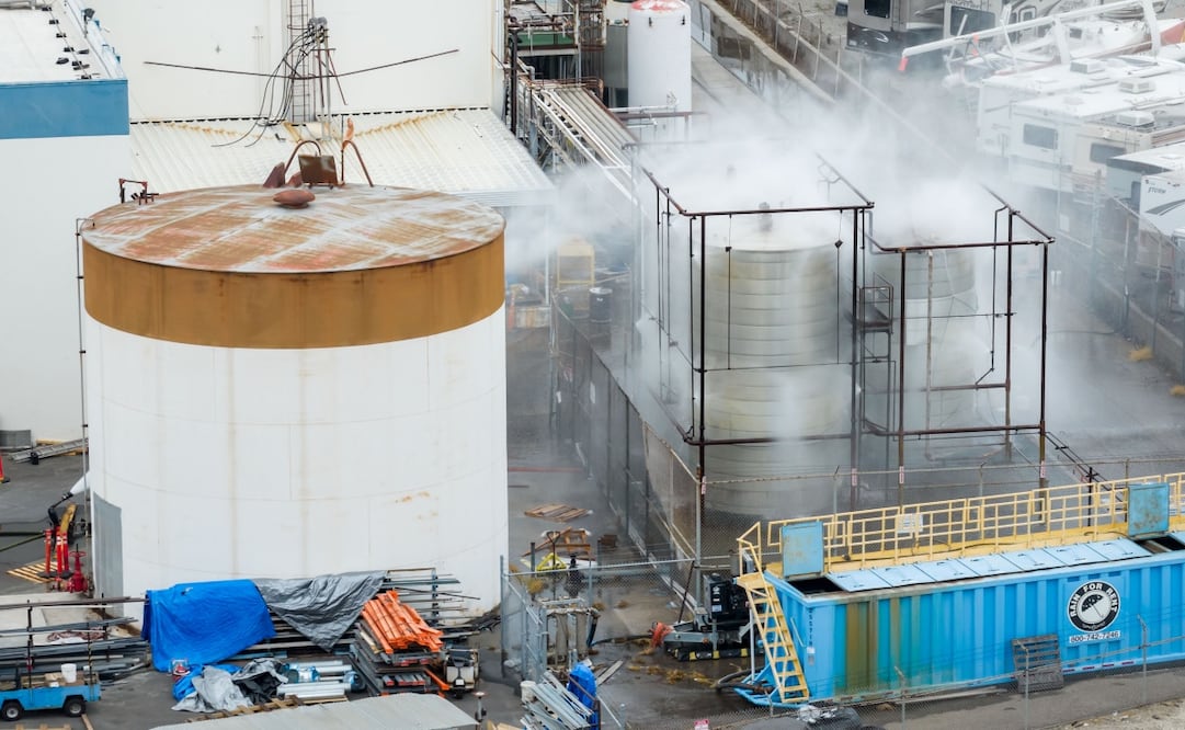 Un tanque dañado es rociado con agua en GKN Aerospace en Garden Grove, Caliornia, el domingo 24 de mayo después de que el tanque, que contiene un producto químico para fabricar piezas de plástico, se sobrecalentara el jueves. (AP Foto/Ethan Swope)