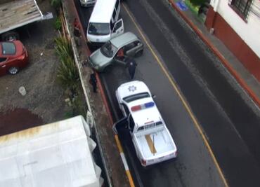 Ladrón choca contra camioneta escolar tras persecución de policía en Huixquilican, Edomex