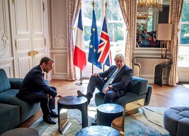 Boris Johnson pone los pies sobre la mesa en el palacio de Macron