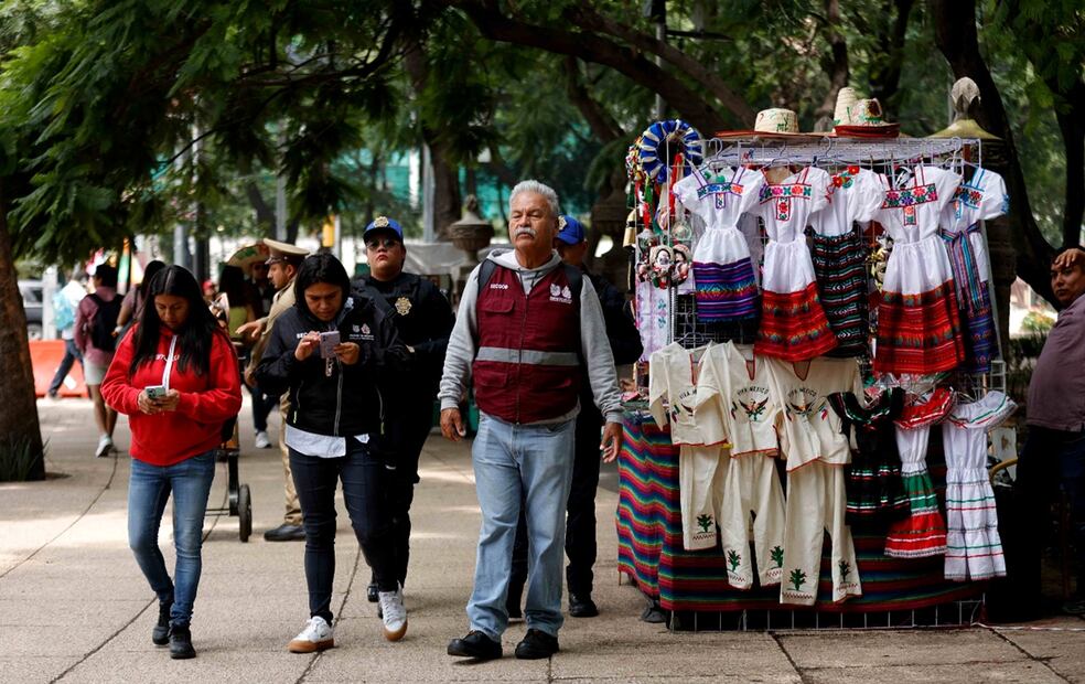 Vendedores ambulantes continúan con la venta de productos sobre avenida Paseo de la Reforma, en la Ciudad de México, el 8 de septiembre de 2025. Foto: Diego Simón Sánchez/EL UNIVERSAL