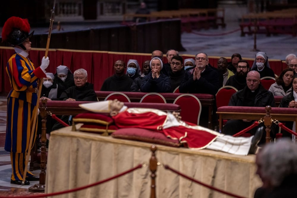 El cuerpo de Benedicto, en la Basílica de San Pedro.  FOTO: Ben Curtis. AP