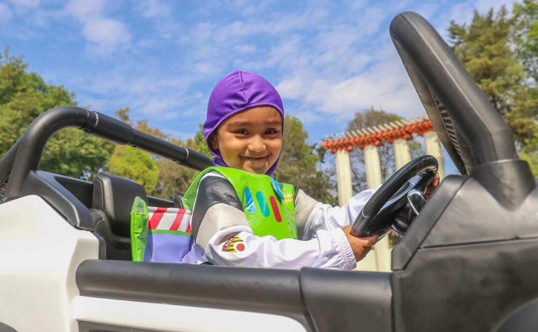 Niños de la CDMX disfrutan de los juguetes regalados por los Reyes Magos en el Parque México. Foto: Axel Sánchez