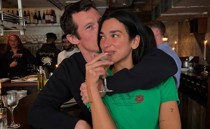 Dua Lipa le dice “sí” al amor: se compromete con Callum Turner