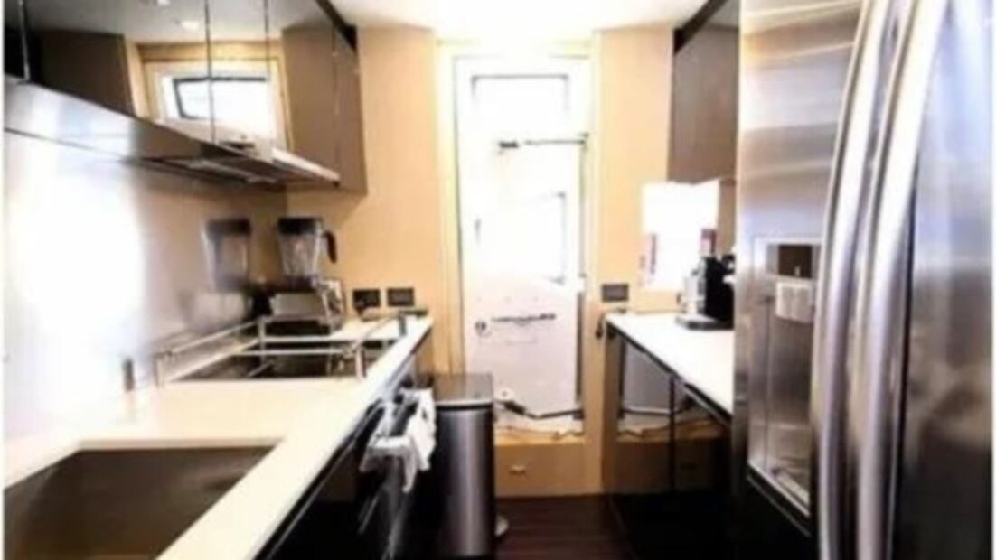 Así luce por dentro la cocina del yate de Luis Miguel