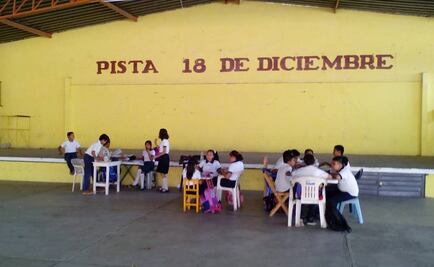 Maestro da clases en salón de fiestas por paro de CNTE en Oaxaca