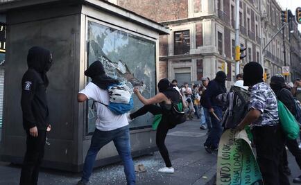 Embozados pintan edificios públicos y lanzan cohetón en marcha por 2 de Octubre