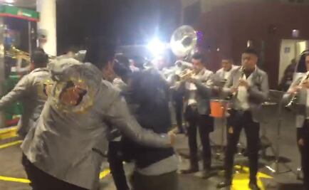 Banda ameniza espera por desabasto de gasolina en Michoacán