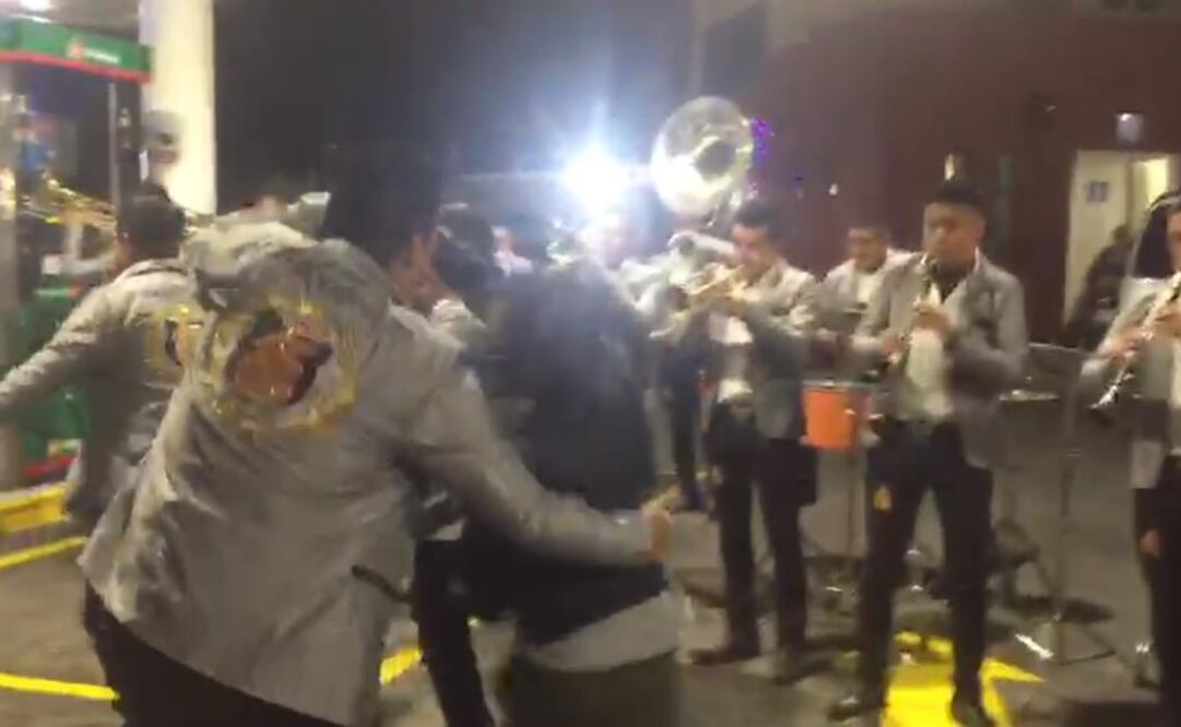 Banda ameniza espera por desabasto de gasolina en Michoacán